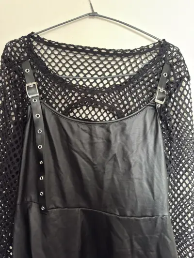 Vestido negro con diseño de red y tirantes ajustables - miniatura 1