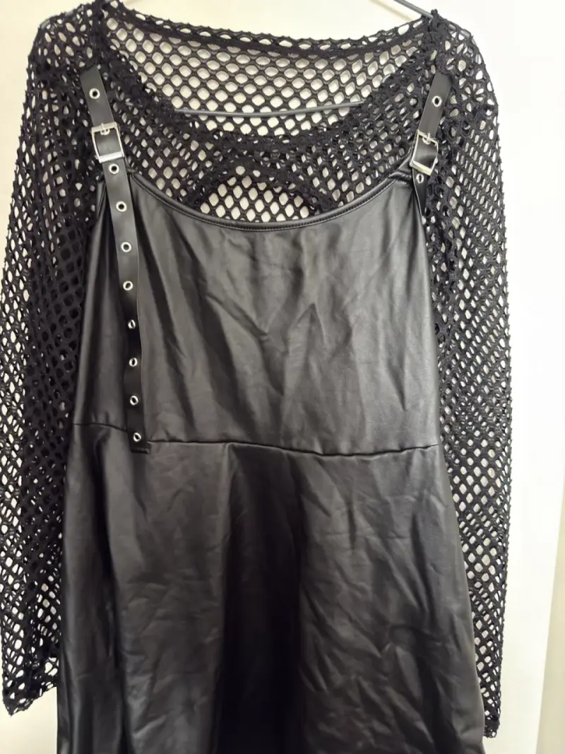 Vestido negro con diseño de red y tirantes ajustables - 2
