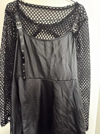 Vestido negro con diseño de red y tirantes ajustables - miniatura 2