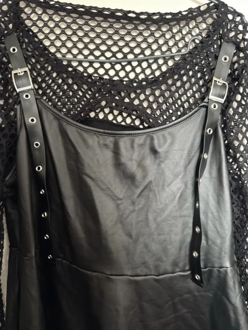 Vestido negro con diseño de red y tirantes ajustables - 3