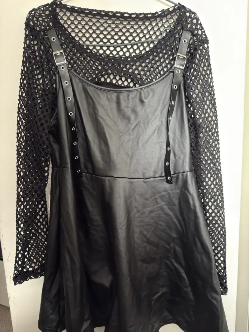 Vestido negro con diseño de red y tirantes ajustables - 4