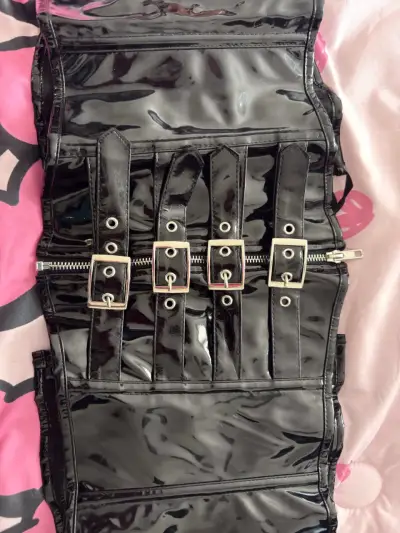 Corset negro de charol con hebillas y cierre - miniatura 1