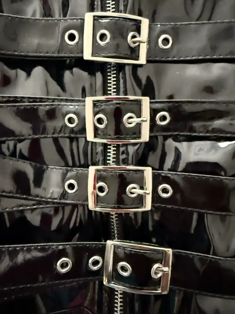 Corset negro de charol con hebillas y cierre - 2