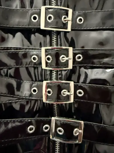 Corset negro de charol con hebillas y cierre - miniatura 2