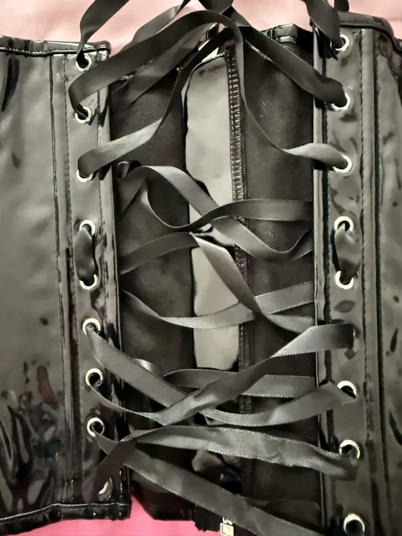 Corset negro de charol con hebillas y cierre - 3