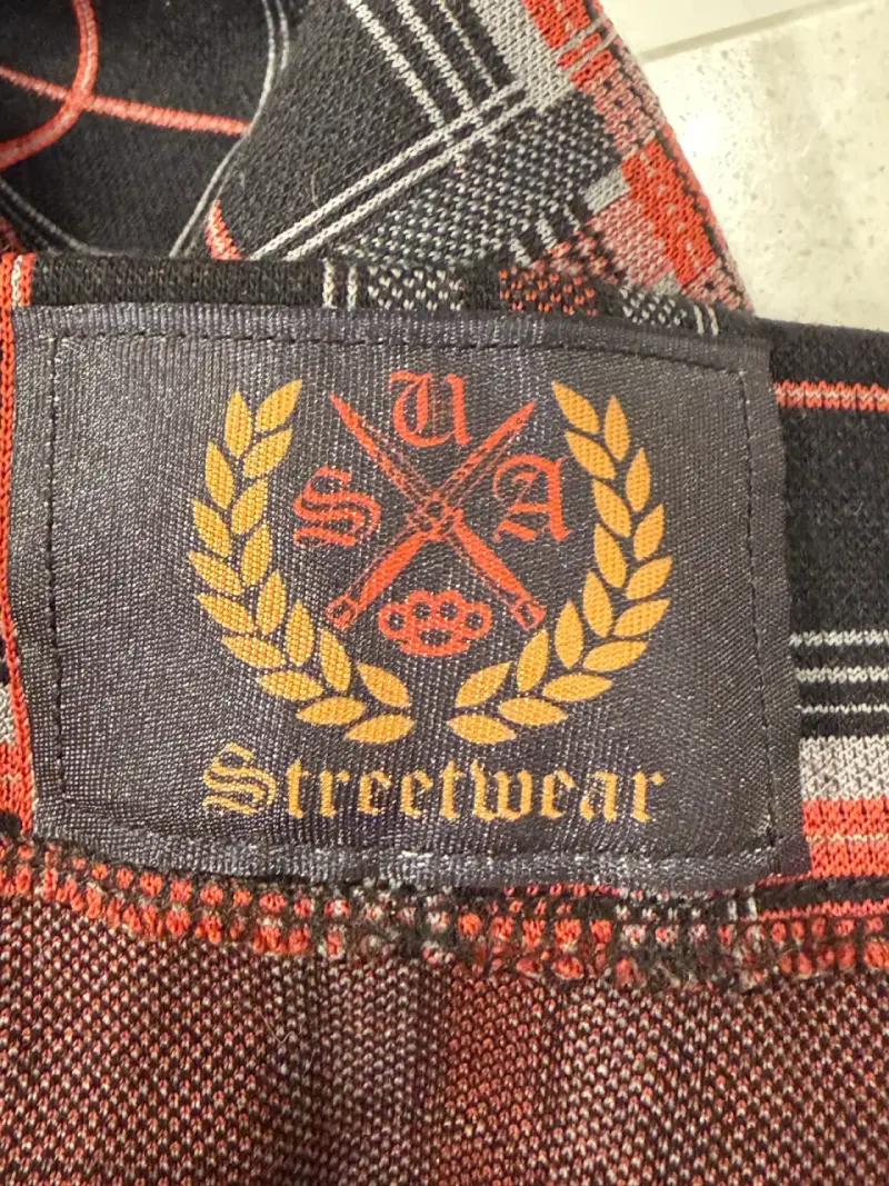 Vestido de tartán rojo y negro estilo streetwear - 1