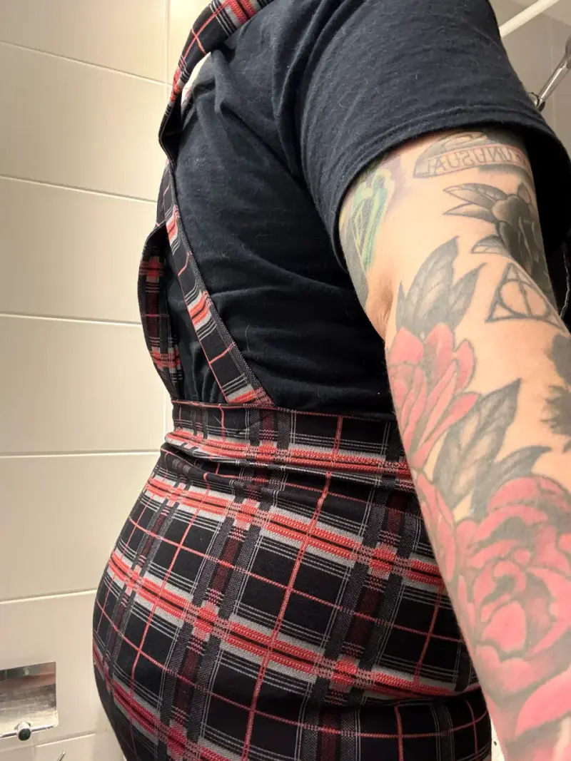 Vestido de tartán rojo y negro estilo streetwear - 2