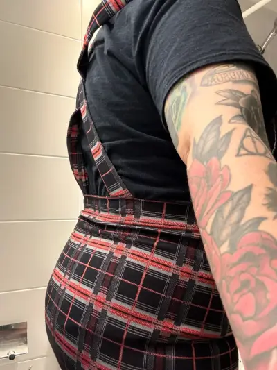 Vestido de tartán rojo y negro estilo streetwear - miniatura 2