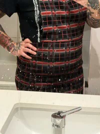 Vestido de tartán rojo y negro estilo streetwear - miniatura 3