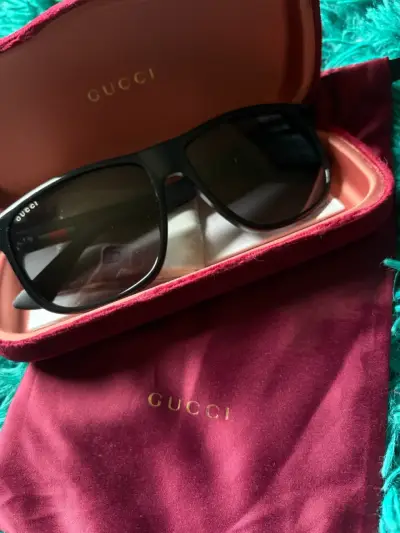 Gafas de Sol Gucci Negras con Estuche - miniatura 1