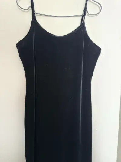 Vestido negro de terciopelo con tirantes - miniatura 1