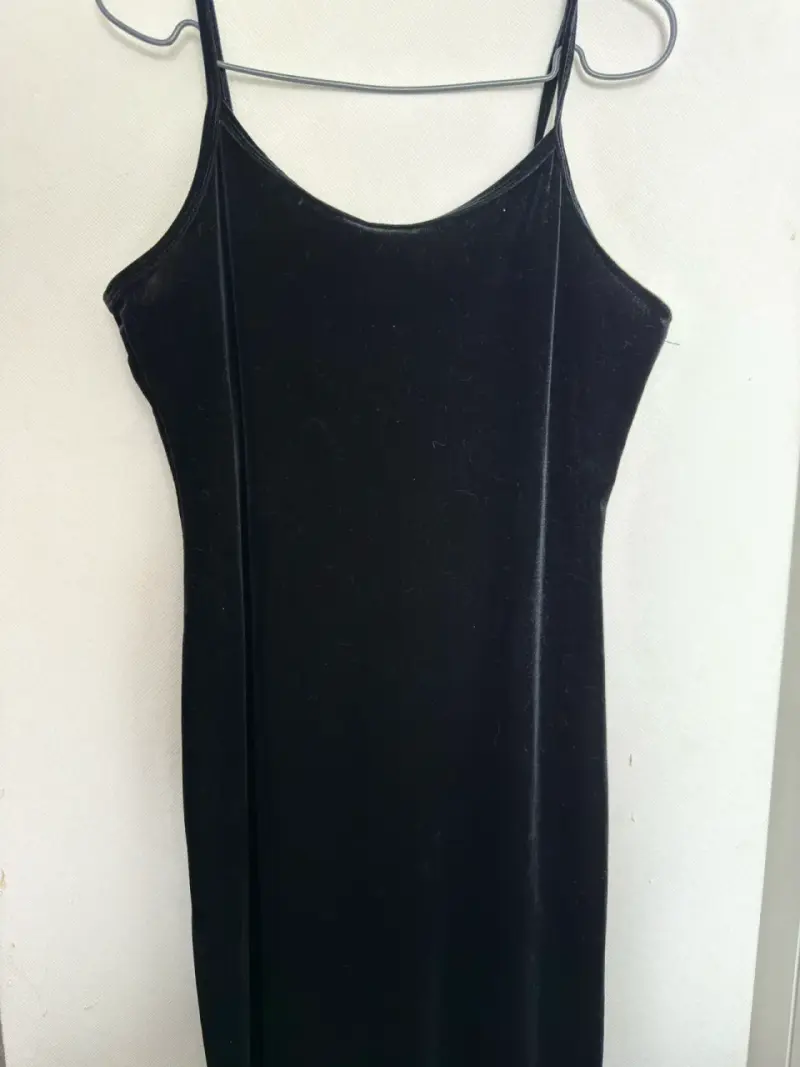 Vestido negro de terciopelo con tirantes - 2