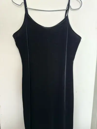 Vestido negro de terciopelo con tirantes - miniatura 2