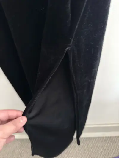 Vestido negro de terciopelo con tirantes - miniatura 3