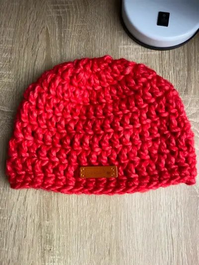 Gorro tejido a mano rojo para invierno - miniatura 2