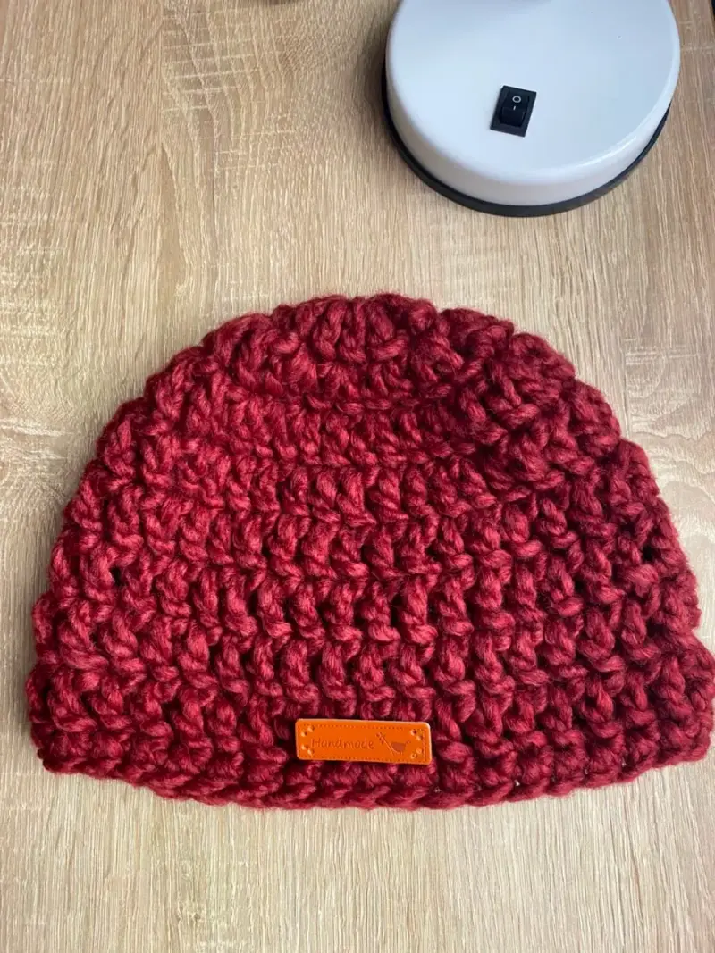 Gorro tejido a mano color burdeos - 2