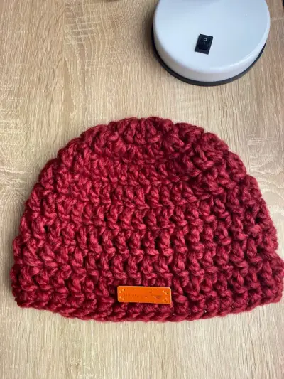 Gorro tejido a mano color burdeos - miniatura 2