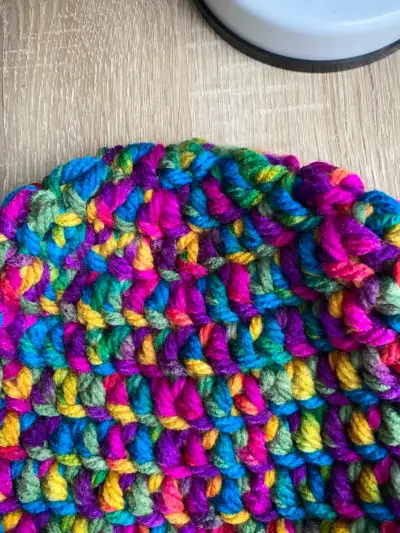 Gorro tejido a mano multicolor para invierno - miniatura 2