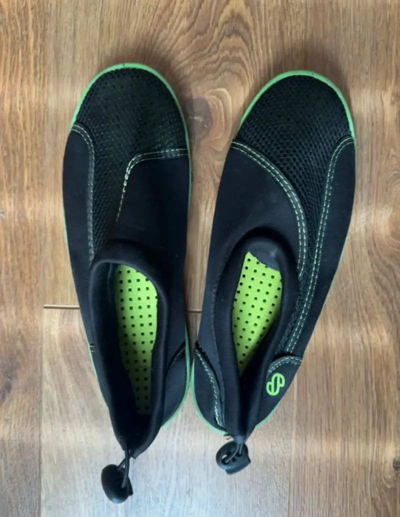 Zapatillas acuáticas negras detalles verdes 26cms