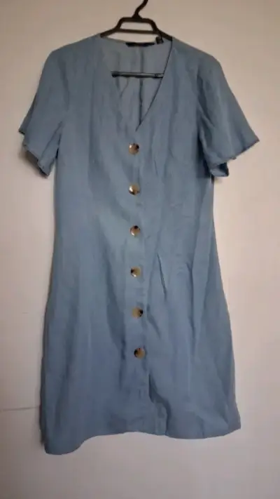Vestido azul claro con botones frontales - miniatura 1