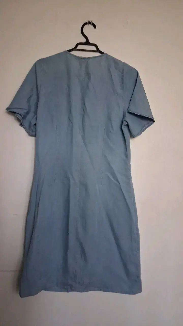 Vestido azul claro con botones frontales - 2