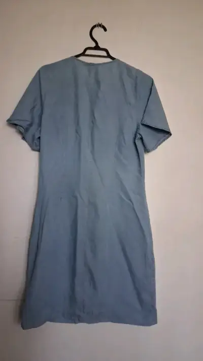 Vestido azul claro con botones frontales - miniatura 2