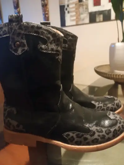 Botines de cuero negro con detalles animal print - miniatura 1