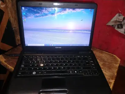 Laptop Toshiba en buen estado con cargador - miniatura 1