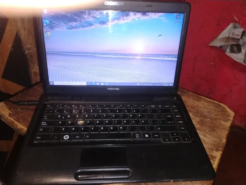 Laptop Toshiba en buen estado con cargador - 3