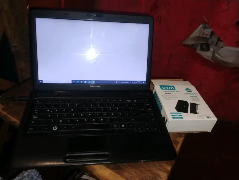 Laptop Toshiba en buen estado con cargador - 4