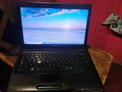 Laptop Toshiba en buen estado con cargador - miniatura 5