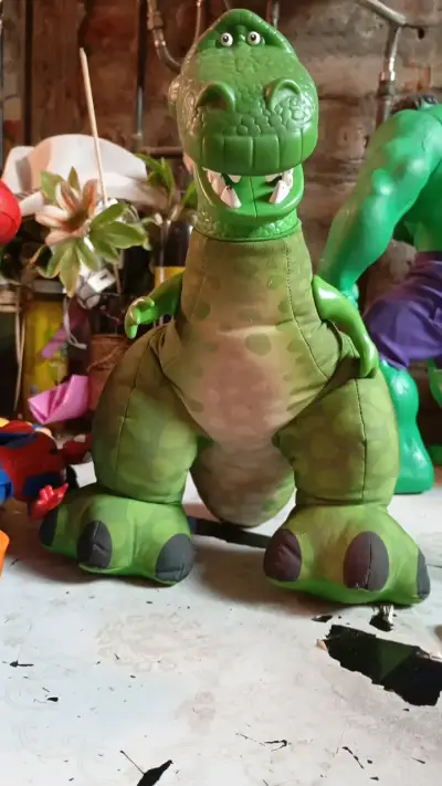 Juguete dinosaurio verde de peluche - miniatura 1