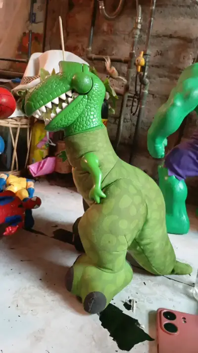 Juguete dinosaurio verde de peluche - miniatura 2