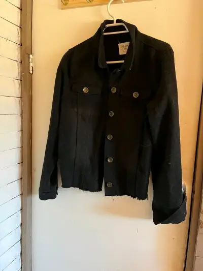 Chaqueta negra con diseño bordado en la espalda - miniatura 1