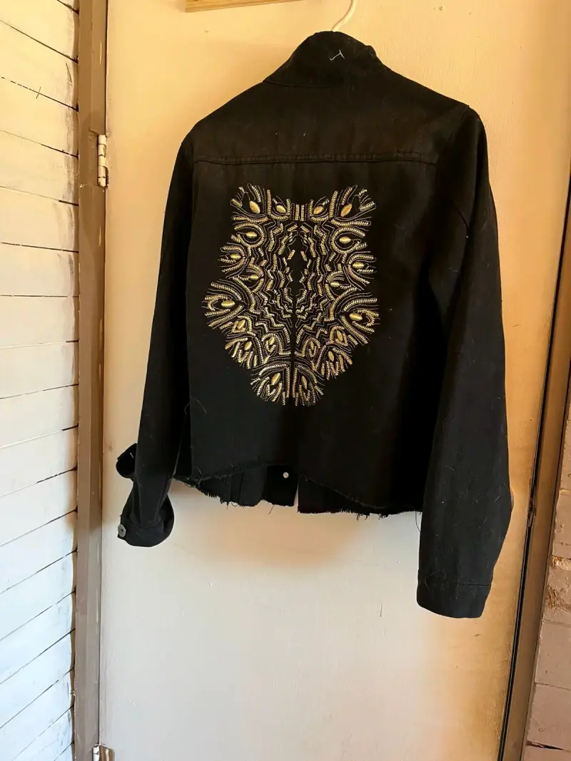 Chaqueta negra con diseño bordado en la espalda - 2
