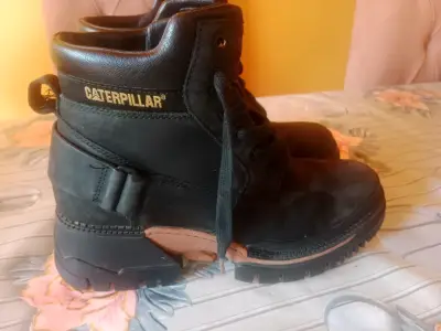 Botas Caterpillar negras  en buen estado - miniatura 1