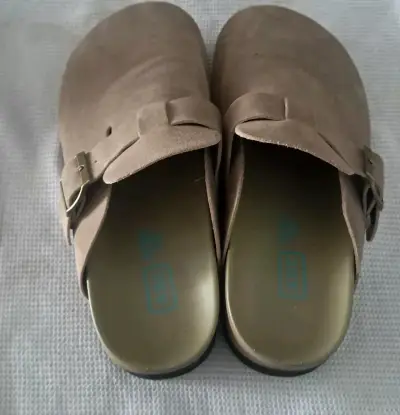 Zuecos de gamuza beige con hebilla ajustable - miniatura 1