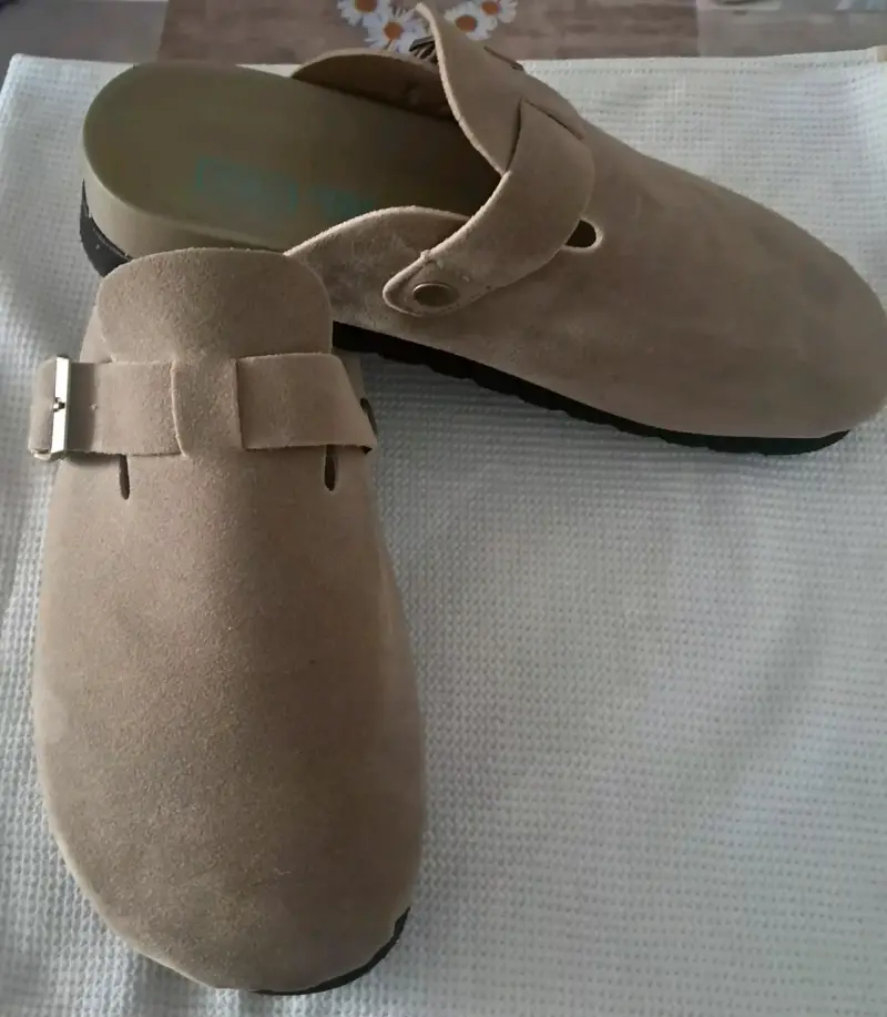 Zuecos de gamuza beige con hebilla ajustable - 2