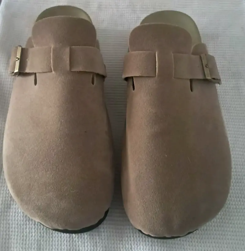 Zuecos de gamuza beige con hebilla ajustable - 3