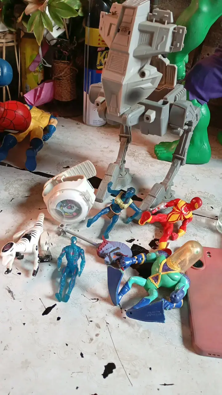 Lote de figuras de acción variadas - 2