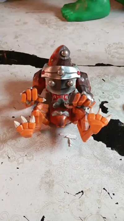 Figura de acción robot naranja y plateado - miniatura 1