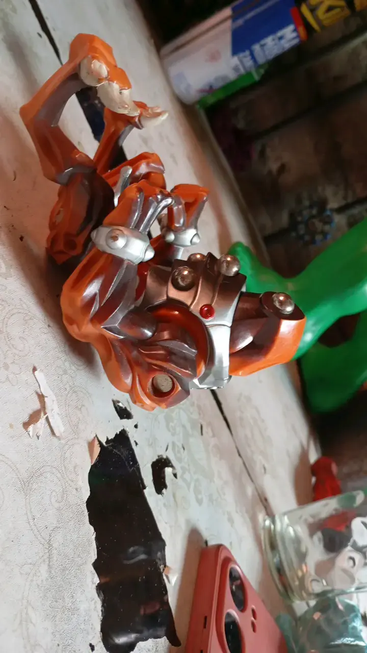 Figura de acción robot naranja y plateado - 2