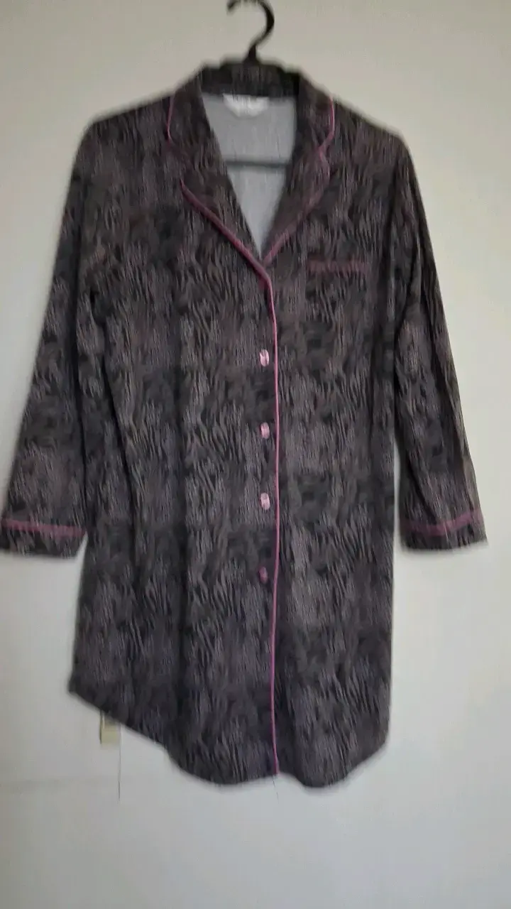 Pijama de mujer con diseño floral y ribetes rosados