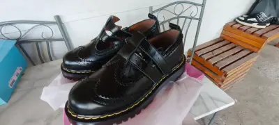 Zapatos de cuero negro estilo brogue para mujer - miniatura 1