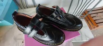 Zapatos de cuero negro estilo brogue para mujer - miniatura 3