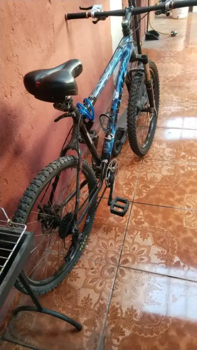Bicicleta de montaña Trek azul con suspensión - miniatura 1