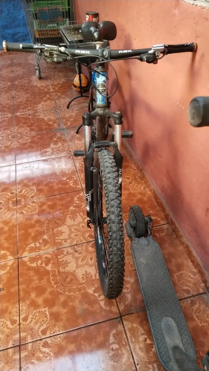 Bicicleta de montaña Trek azul con suspensión - 2