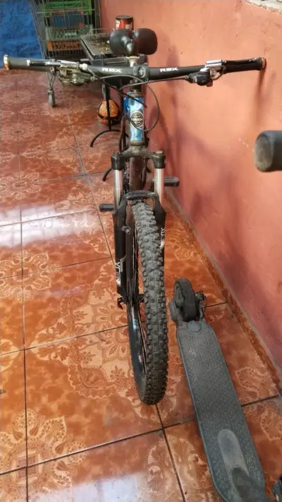Bicicleta de montaña Trek azul con suspensión - miniatura 2