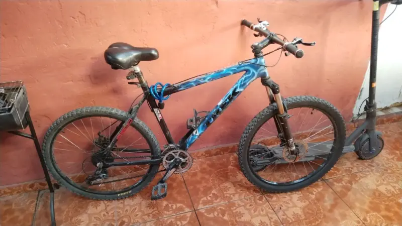 Bicicleta de montaña Trek azul con suspensión - 3