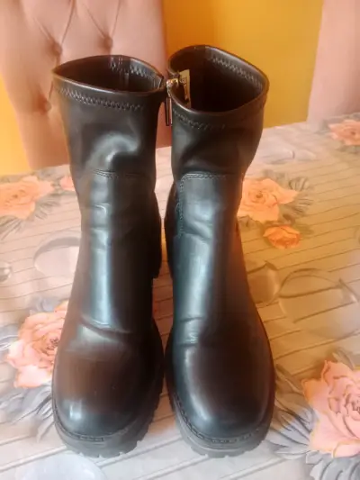 Botines de cuero negro con tacón - miniatura 1